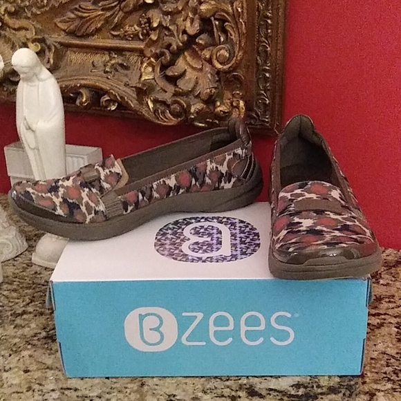 *0317 Bzees Lipstick Slip Ons - Picture 3 of 8